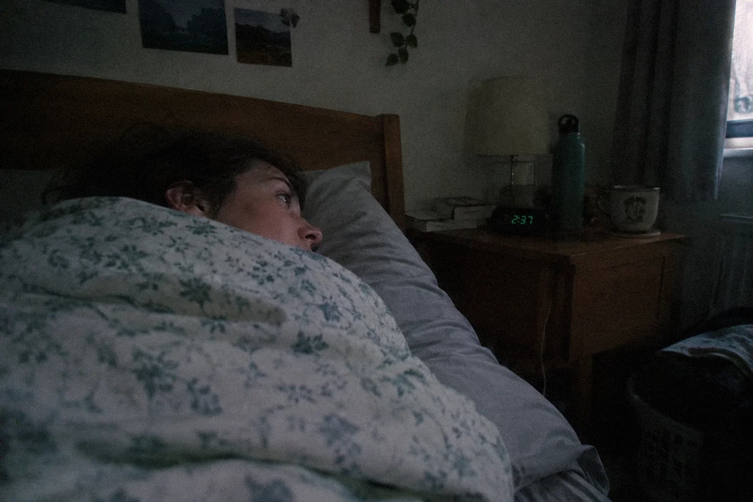 Pourquoi j’imagine toujours le pire : une femme allongée sur le côté, les yeux ouverts dans une chambre sombre, un réveil affichant 2 h 37 sur la table de nuit
