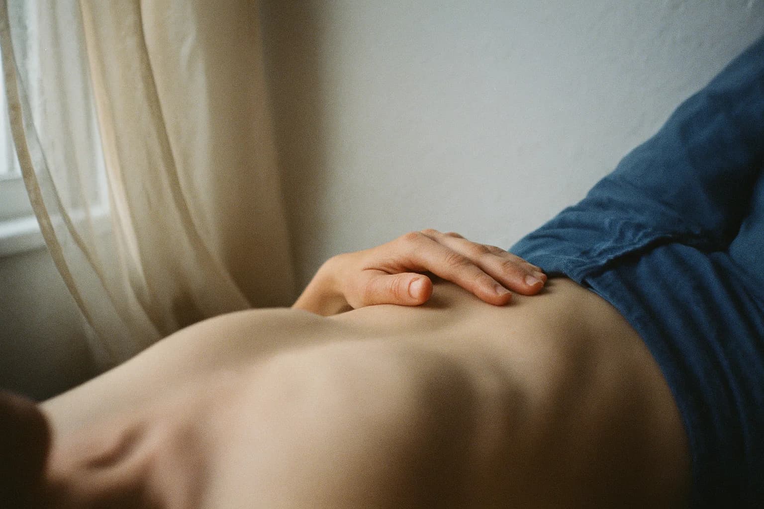 Une main posée à plat sur le ventre qui se soulève au rythme du souffle, geste de gratitude envers son corps